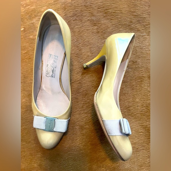 Salvatore Ferragamo Vara Bow logo round toe patent leather pumps beige - Picture 9 of 10